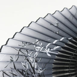 Веер складной h=21 см Бабочки в траве, бамбук, текстиль, чёрно-белый, с кисточкой