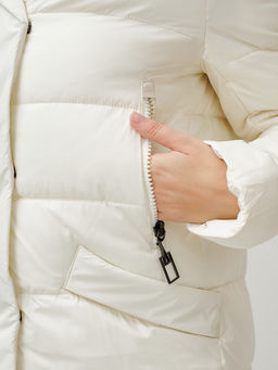 Пальто утепленное стеганное зимнее с капюшоном женское бежевого цвета 9610B - Mtforce фото 9