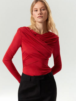 ЕМКА / Лонгслив с драпировкой и подплечниками - Emka фото 4