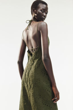 Vestido con botonadura frontal y bordado ingles