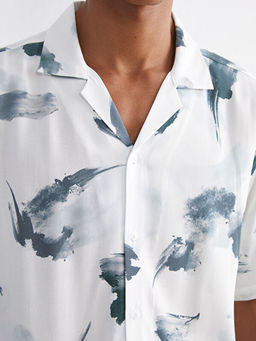 Regular Fit Resort Yaka K?sa Kollu Desenli Viskon Erkek G?mlek