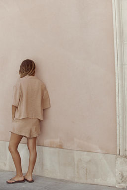 SHORT SLEEVE FLOWING SHIRT