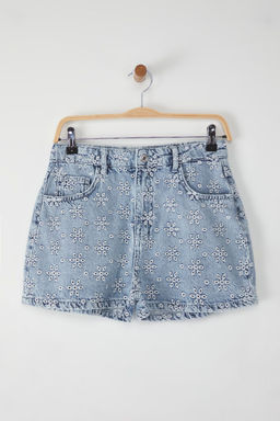 TRENDYOLMILLA Mavi Cicek Nak?sl? Yuksek Bel Denim Sort TWOSS25SR00059
