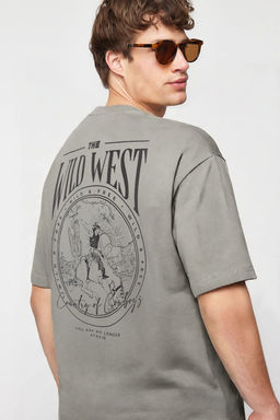 TRENDYOL MAN Siyah Oversize/Genis Kesim %100 Pamuklu S?rt Bask?l? T-Shirt TMNSS24TS00003