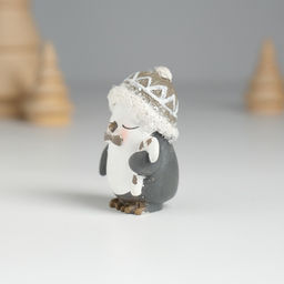 Фигурка полистоун «Пингвин в шапке, с леденцом», 3.5×2.5×4.6 см