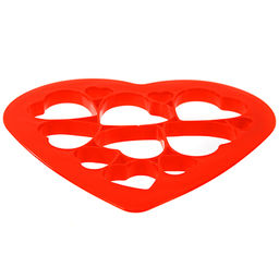 Трафарет для выпечки пластмассовый "Сердечки" 24,5х23,5х1,3см (12 штук) (Китай)