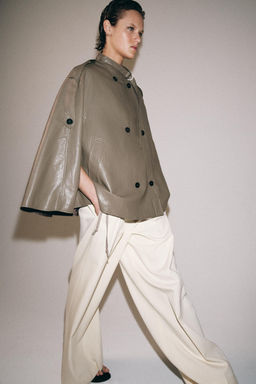 CHAQUETA CAPA EFECTO PIEL ZW COLLECTION / Gris topo