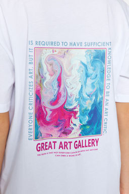 TRENDYOLMILLA Beyaz On ve S?rt Bask?l? Boyfriend/Genis Kal?p Orme T-Shirt TWOSS23TS00334  фото 10