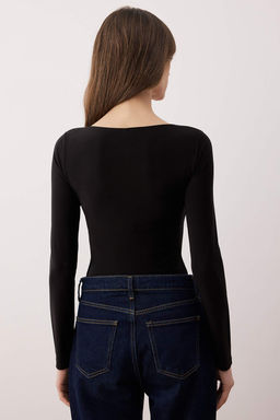 Siyah Aksesuar Detayl? V Yaka Vucuda Oturan Esnek Orme Alttan C?tc?tl? Body TWOAW26BD00002