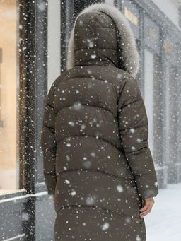 Пальто зимнее утепленное с мехом и капюшоном тренд темно-коричневого цвета 7745TK - Visdeer фото 14