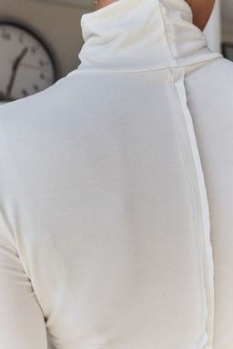 Водолазка облегающая с необработанными швами