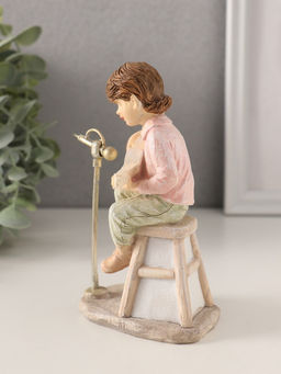 Фигурка полистоун «Мальчишка играет на гитаре, с котёнком», 8×8×13.5 см