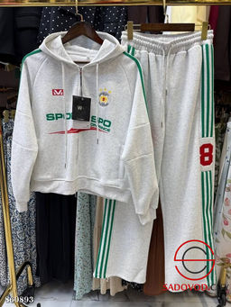 Спортивный женский костюм