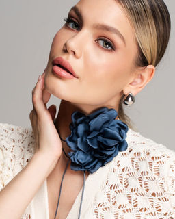 Колье-чокер с крупным цветком