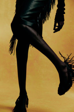 Salones destalonados de piel con flecos