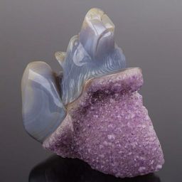 Волк резной из камня Агат серый с аметистовой жеодой