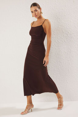 Kahverengi Ask?l? S?rt Dekolteli A-line/Can Ac?lan Esnek Maxi Orme Elbise TWOSS25EL00539
