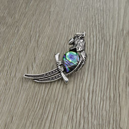 Брошь "Попугай на веточке" со вставкой из гелиотиса