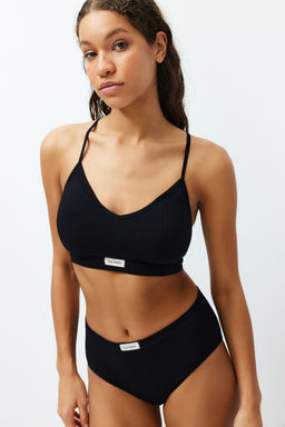 Trendyolmilla Siyah Seamless/Dikissiz Etiketli Ip Ask?l? Balensiz Kapl? Orme Ic Camas?r? Tak?m? THMSS24CC00024