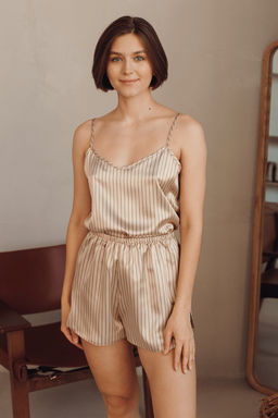 Кремовый комплект из атласа в полоску майка и шорты