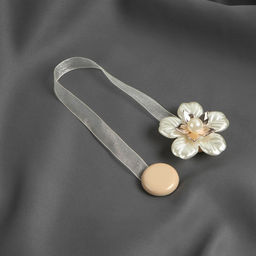 Цена за 2 шт. Подхват для штор «Перламутровый пятилистник», d=5.5 см, белый