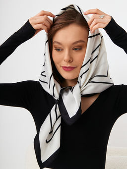 Большой, мягкий, тонкий и очень нежный двусторонний платок с рисунком.