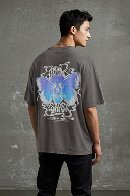 Trendyolmilla Man Antrasit Unisex Oversize/Genis Kesim Soluk Efekt Kelebek Bask?l? %100 Pamuk T-Shirt TMNSS25TS00013