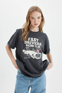 Широкая футболка с короткими рукавами и круглым вырезом оверсайз с принтом