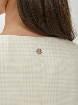 Жилет прилегающего силуэта