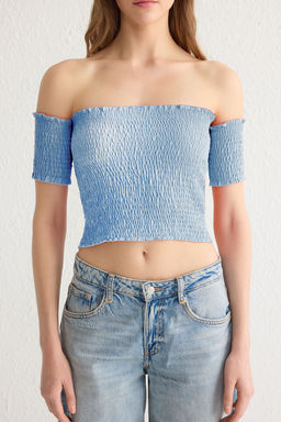 Ac?k Mavi Fitted/Vucuda Oturan Carmen Yaka Crop Gipeli Esnek Orme Bluz TWOSS25BZ00173 - Trendyolmilla фото 4