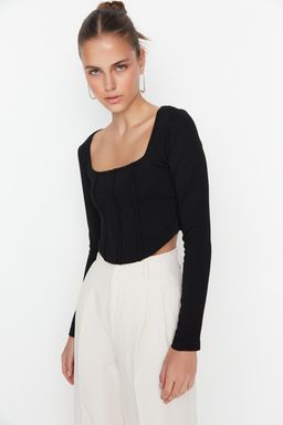 Trendyolmilla Siyah Biye Detayl? Kare Yaka Fitted/Vucuda Oturan Crop Interlok Orme Bluz TWOAW23BZ00151