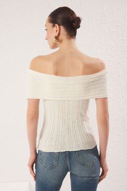 Trendyolmilla Kemik Carmen Yaka Dokulu Triko Ince Bluz TWOSS25BZ00328
