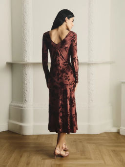 Трикотажное платье приталенного силуэта / Zarina