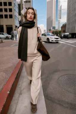 SUDADERA CAPUCHA B?SICA / Beige vigor?