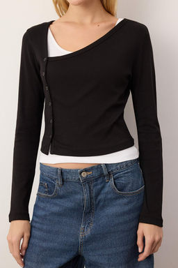 Siyah Cift Gorunumlu Asimetrik Yaka Dugmeli Vucuda Oturan Esnek Orme Bluz TWOAW26BZ00042