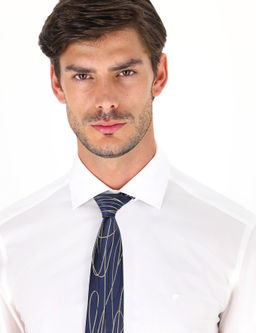 Белая базовая рубашка приталенного кроя с длинным рукавом