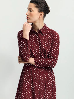 Приталенное платье с принтом в горошек / Zarina