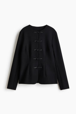 Chaqueta con botones de nudo