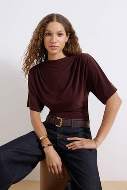 Kahverengi Fitted/Vucuda Oturan Kay?k Yaka Yarasa Kol K?sa Kollu Esnek Orme Bluz TWOSS26BZ00020