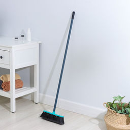 Щётка для пола мягкая «Арианна», длина щетины 5.5 см, с черенком, МИКС