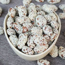 Миндаль с мёдом в кунжуте