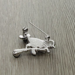 Брошь "Птичка" со вставками из гелиотиса и ювелирного сплава