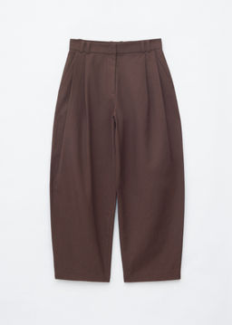 Pantalones recortados con perneras de barril