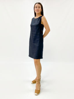 Платье силуэта трапеция, без рукавов. V-образно оформленный вырез проймы выделен широкой деталью в области груди. Длина выше колен.