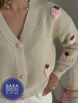 Женский кардиган с вышивкой клубника