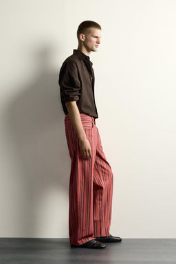 PANTAL?N STRAIGHT FIT RAYAS / Rojo
