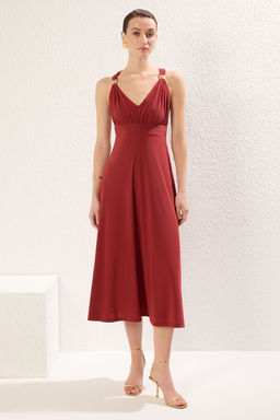 TRENDYOLMILLA Siyah Duz Maxi Aksesuar Detayl? Y?rtmacl? Buzgulu Vucuda Oturan Esnek Orme Elbise TWOSS25EL00091