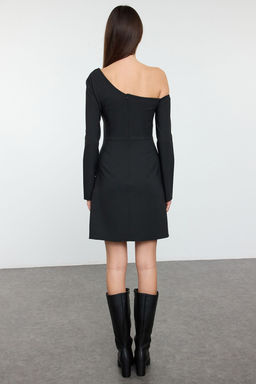 Trendyolmilla Siyah Asimetrik Yaka Mini Dokuma Elbise TWOAW25EL00567  фото 5