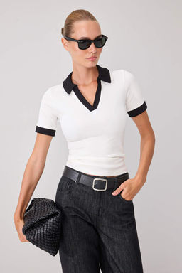 Ekru Renk Bloklu Fitted/V_cuda Oturan Polo Yaka Fitilli Esnek _rme T-Shirt TWOSS26TS00377