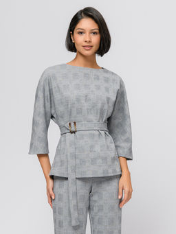 Блуза серого цвета в бежевую клетку с поясом и рукавами 3/4